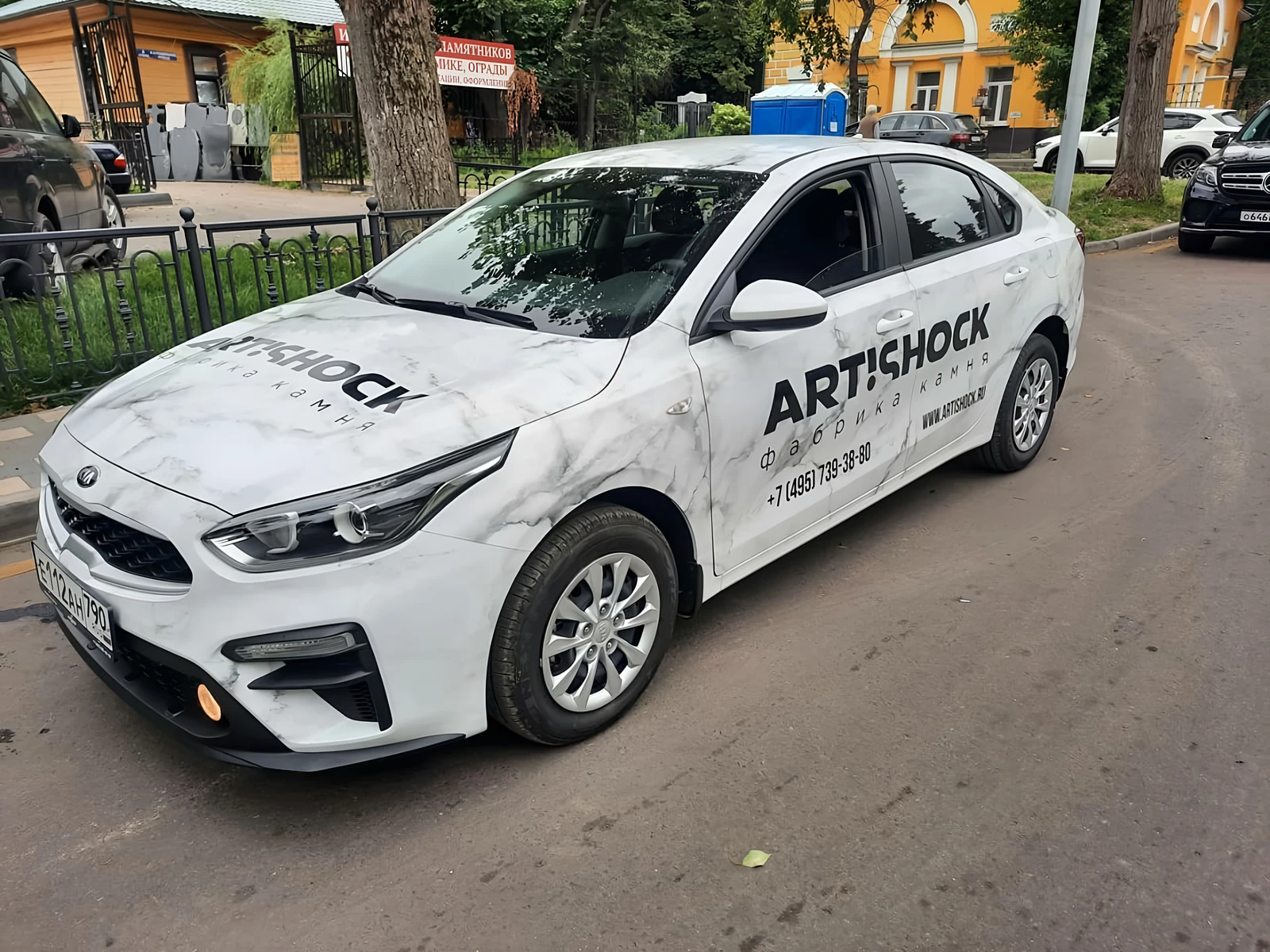 Белый легковой автомобиль ART!SHOCK с оформлением под светлый камень