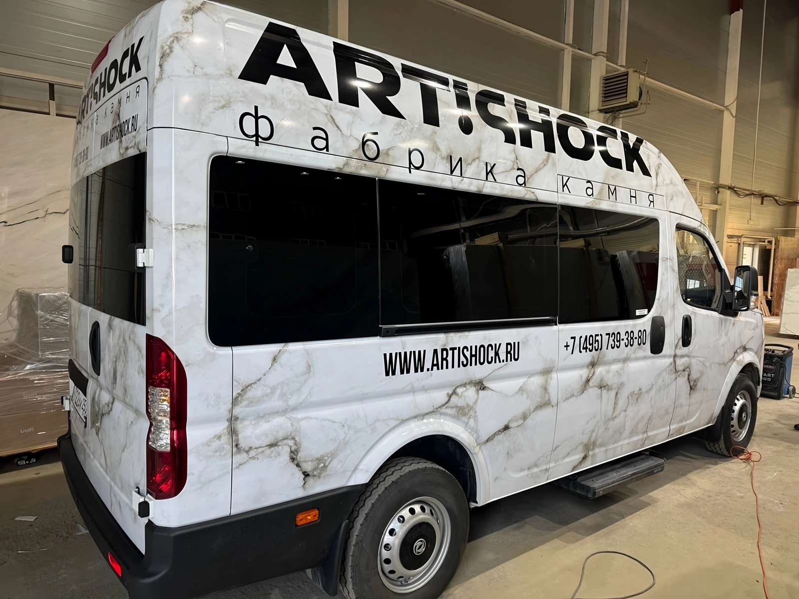 Пассажирский фургон ART!SHOCK с оформлением под светлый камень