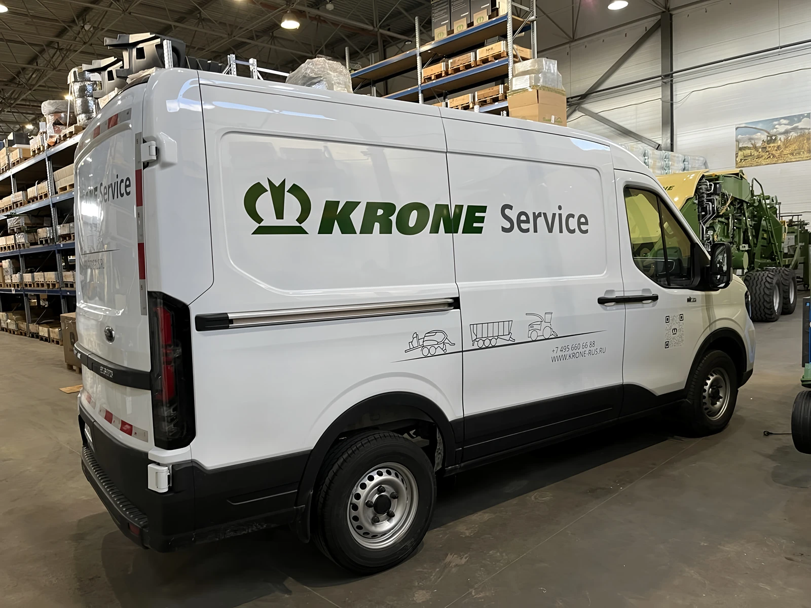 Белый сервисный фургон KRONE Service с фирменной графикой